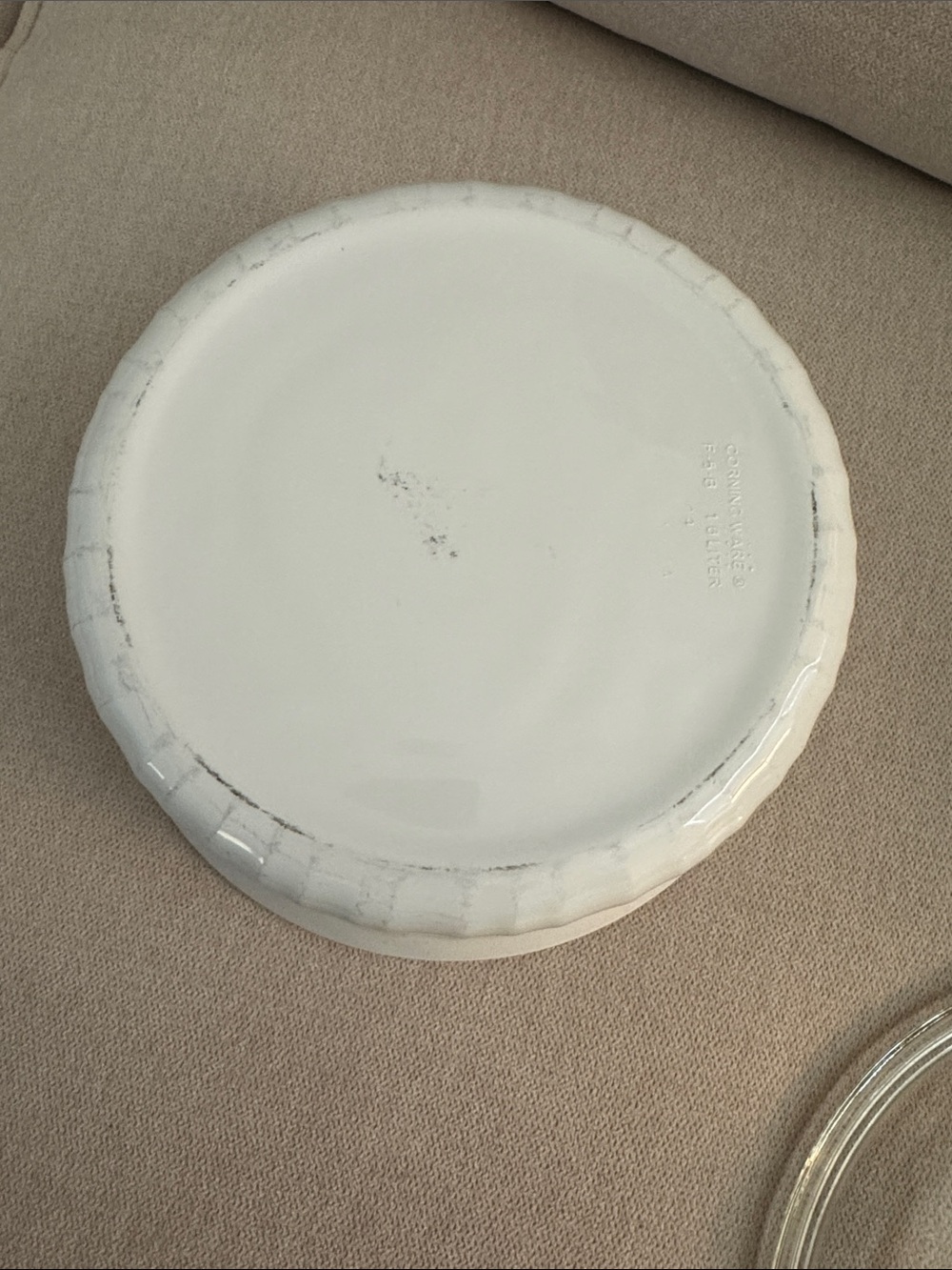 Corning Ware 1.6 Liter French White Round Dish with Lid - Picture 3 of 5